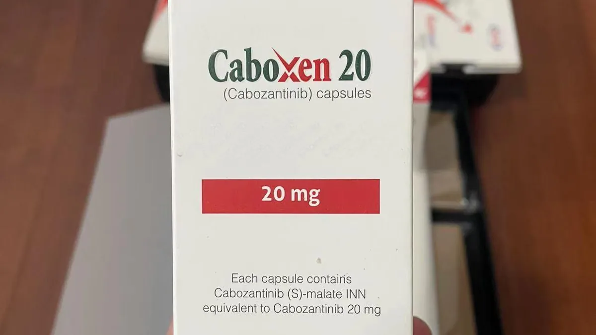 医生与患者讨论卡博替尼耐药后的治疗方案
